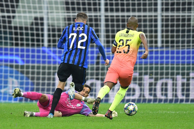 Ngày đen đủi của nhà vô địch nước Anh tại Champions League: Thủ môn số 1 chấn thương, thủ môn thứ 2 vào thay rồi ăn thẻ đỏ-3