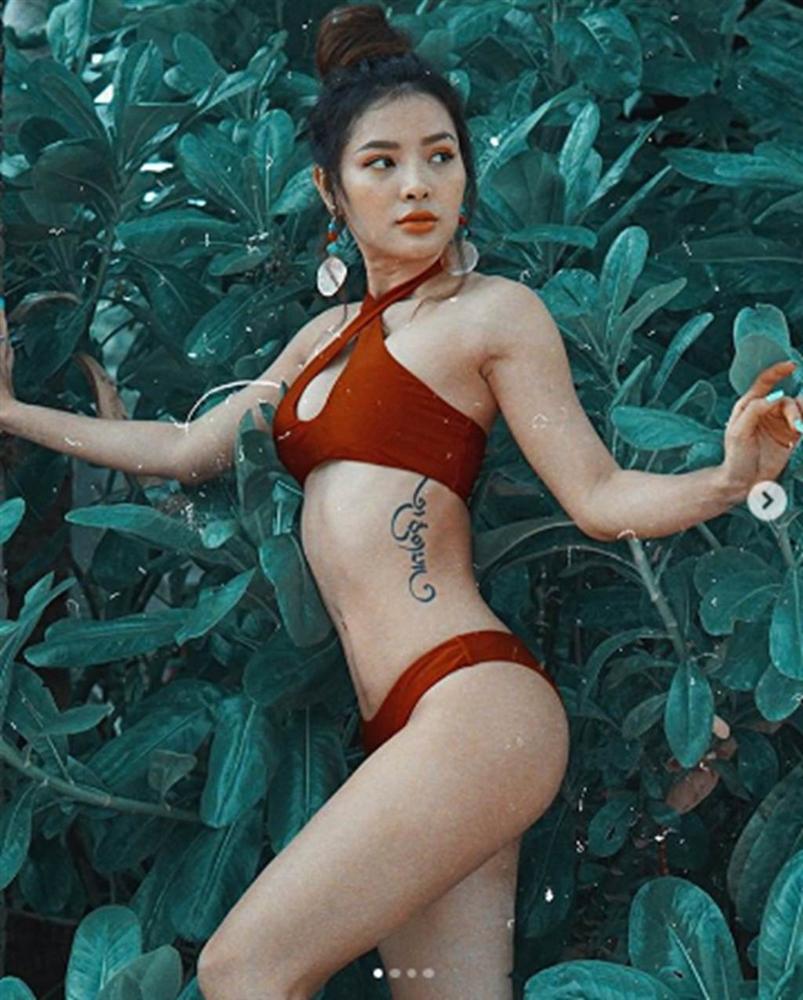 Phương Trinh Jolie bị chụp lén mặc bikini quyến rũ hút mắt trong bụi cây-1