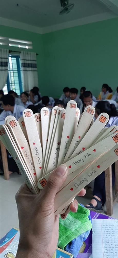 Thấy thầy cầm một đống thẻ tên, tưởng được phát quà ai ngờ học trò phát hoảng vì đó chiêu kiểm tra bài cũ-1