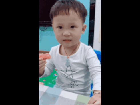 Tuyên bố 'Mẹ không đẻ, thì con đẻ' của bé trai 4 tuổi khiến dân mạng cười nghiêng ngả