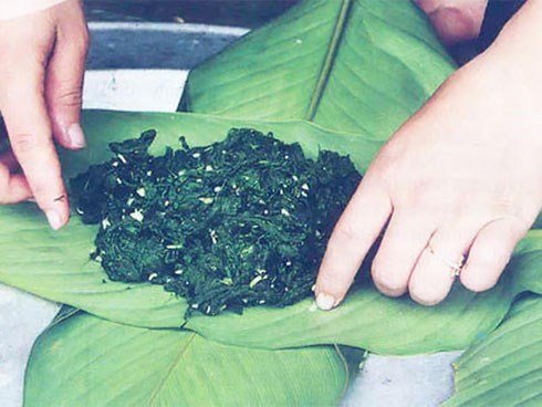 Lên Tây Bắc thưởng thức món rêu nướng độc đáo và đặc sắc của đồng bào người Thái