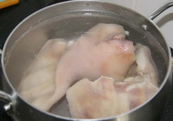 Luộc tai lợn trắng giòn sần sật lại không thâm xỉn chỉ cần cho thêm một thứ này, ai ăn cũng mê ngay-1