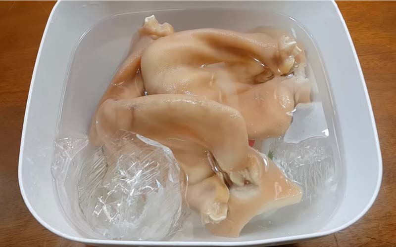 Luộc tai lợn trắng giòn sần sật lại không thâm xỉn chỉ cần cho thêm một thứ này, ai ăn cũng mê ngay-2