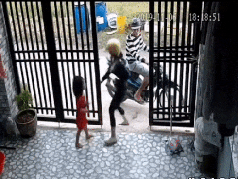 Cô gái bị giật điện thoại vì mải chụp hình selfie giữa đường-1