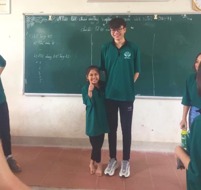 Đôi bạn khổng lồ và tí hon” chênh nhau đến nửa mét-1