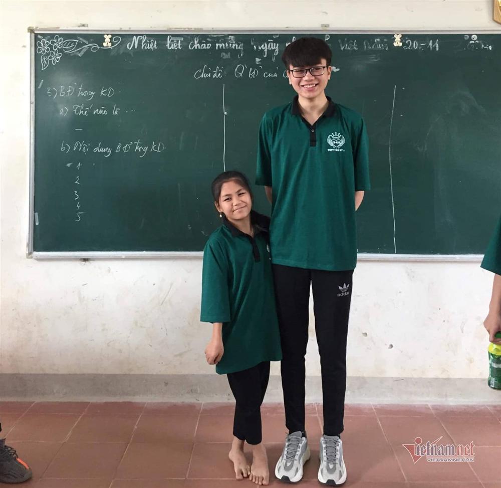 Đôi bạn khổng lồ và tí hon” chênh nhau đến nửa mét-2