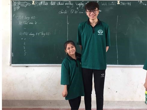 Đôi bạn “khổng lồ và tí hon” chênh nhau đến nửa mét