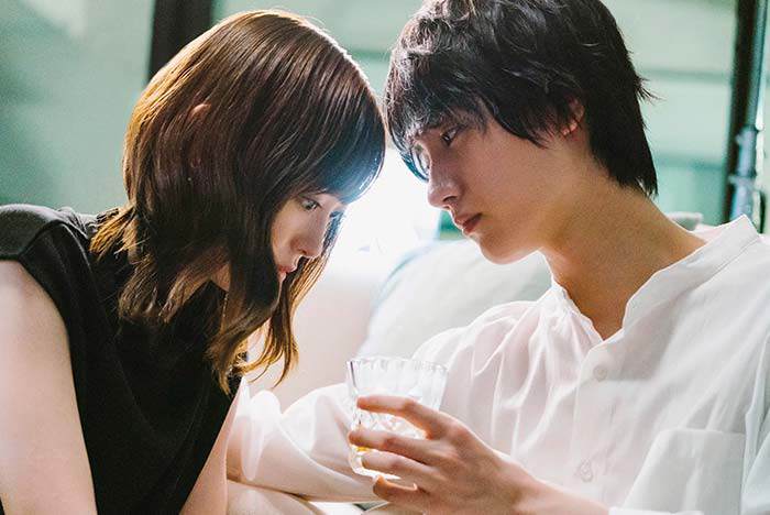 7 tháng yêu không đụng chạm, vừa vén áo em lên tôi bủn rủn cả người-1