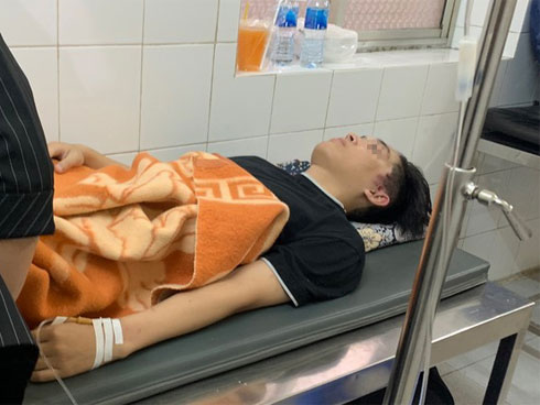 Nam sinh qua nguy kịch sau khi bị người rơi từ tầng 13 đè trúng-1