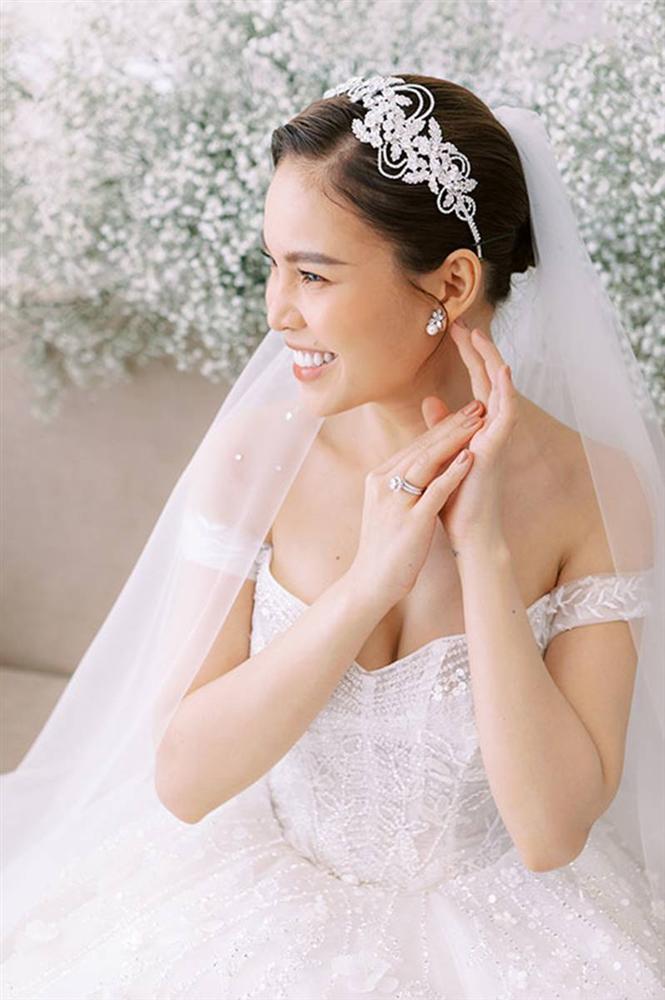 Giang Hồng Ngọc bế con trai chụp ảnh cưới với chồng hơn 8 tuổi-1