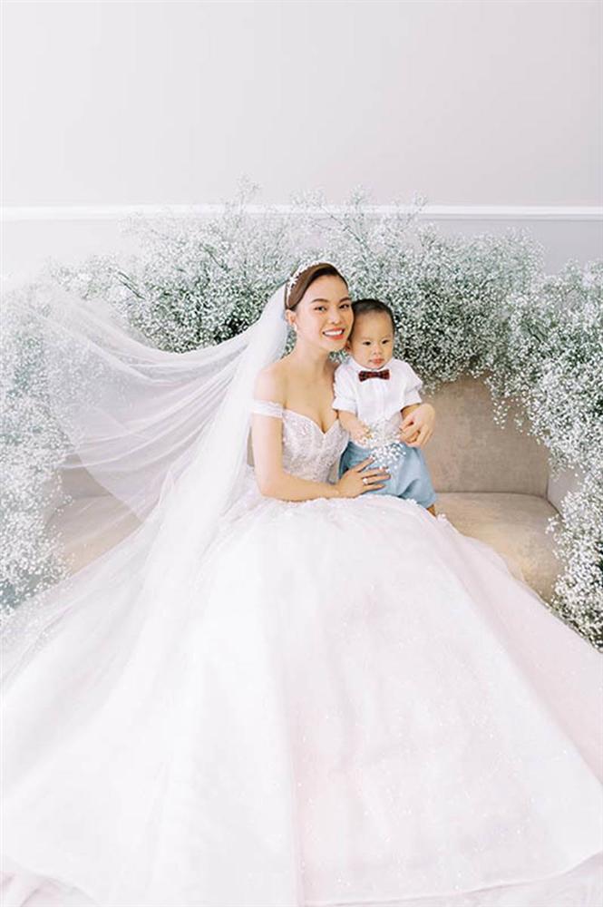 Giang Hồng Ngọc bế con trai chụp ảnh cưới với chồng hơn 8 tuổi-3