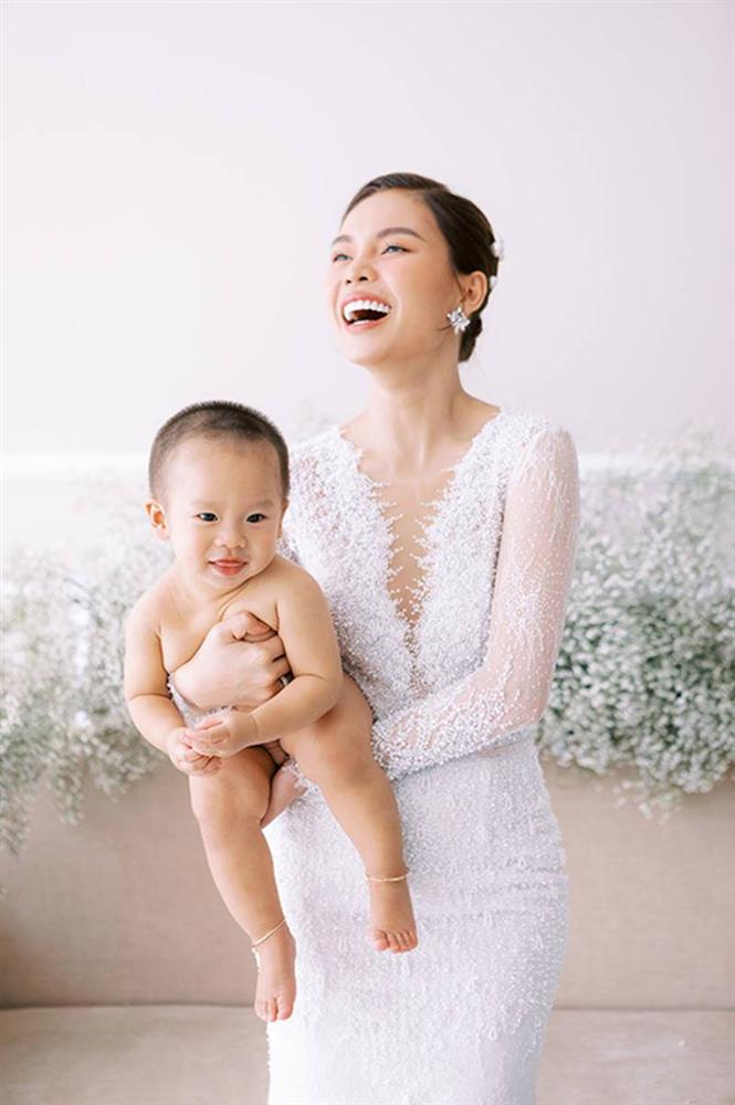 Giang Hồng Ngọc bế con trai chụp ảnh cưới với chồng hơn 8 tuổi-4