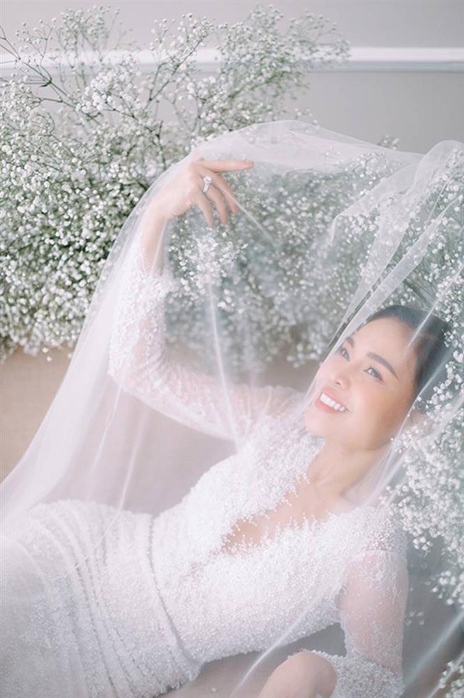 Giang Hồng Ngọc bế con trai chụp ảnh cưới với chồng hơn 8 tuổi-5