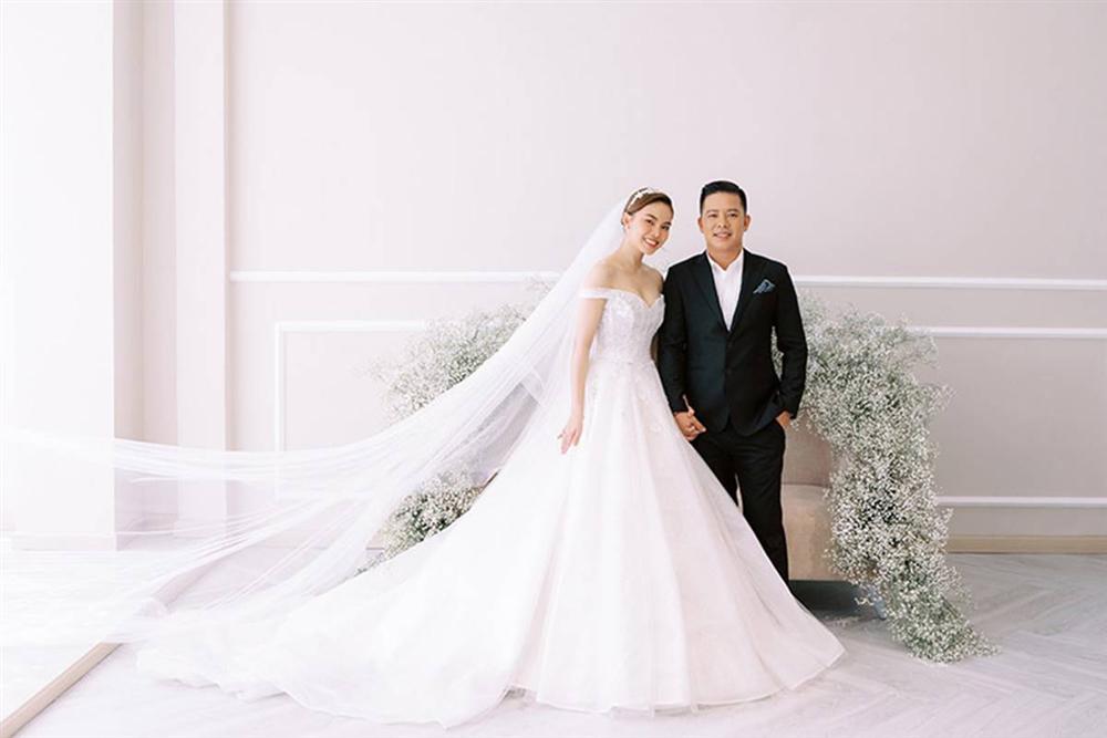 Giang Hồng Ngọc bế con trai chụp ảnh cưới với chồng hơn 8 tuổi-7