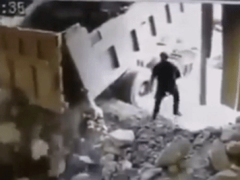 Xe ben lật ngang khi bị ôtô tải tông ở ngã tư-1