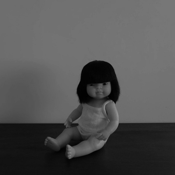 Con gái 6 tuổi khóc, bảo rằng búp bê nhìn mình chằm chằm vào ban đêm, bố mẹ lạnh người khi tìm ra sự thật-2