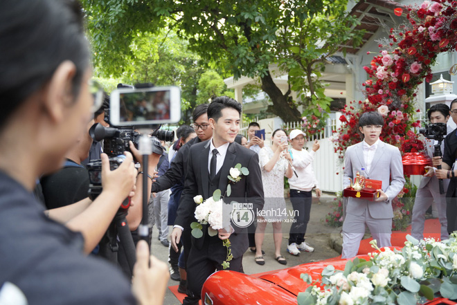 Lễ rước dâu Đông Nhi - Ông Cao Thắng: Lộ diện bố chồng quyền lực của Đông Nhi-30