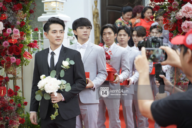 Lễ rước dâu Đông Nhi - Ông Cao Thắng: Lộ diện bố chồng quyền lực của Đông Nhi-32