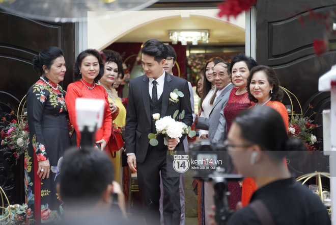 Lễ rước dâu Đông Nhi - Ông Cao Thắng: Lộ diện bố chồng quyền lực của Đông Nhi-35