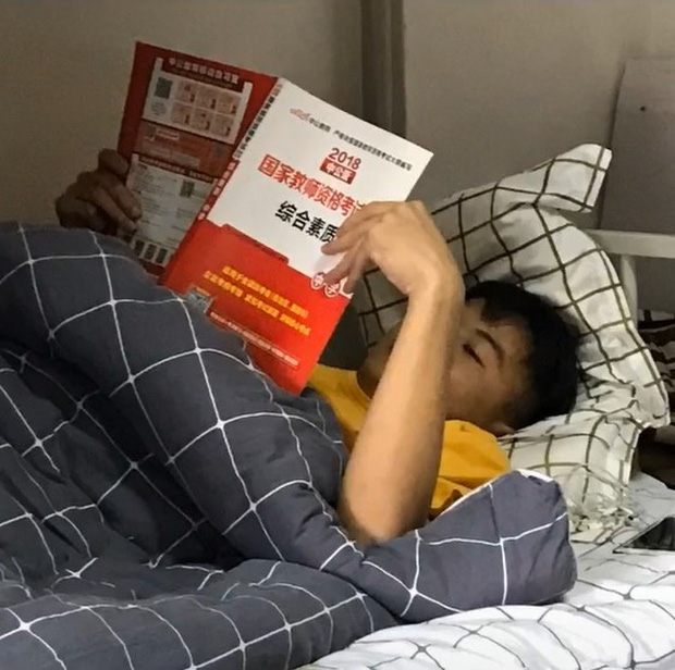 Nam sinh thiếu nghị lực nhất năm: Khẳng định hùng hồn lên giường nằm học cho ấm, 5 phút sau quay ra đã thấy ngủ khò khò-2