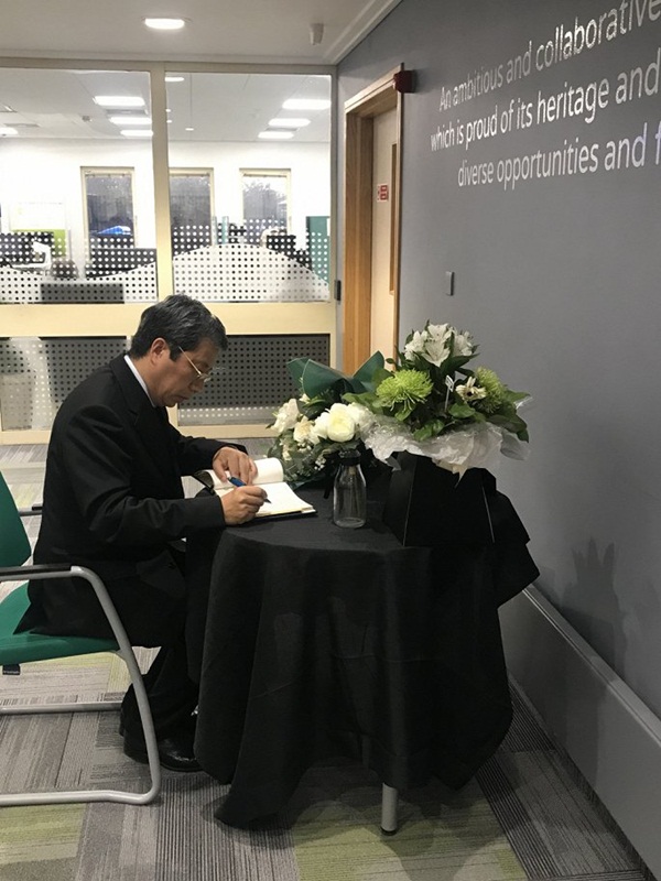 Ảnh: Đại sứ quán và người Việt tại Anh đặt hoa tưởng niệm 39 nạn nhân ở Essex-4