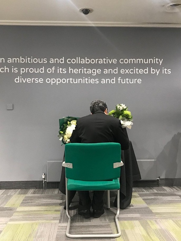 Ảnh: Đại sứ quán và người Việt tại Anh đặt hoa tưởng niệm 39 nạn nhân ở Essex-5