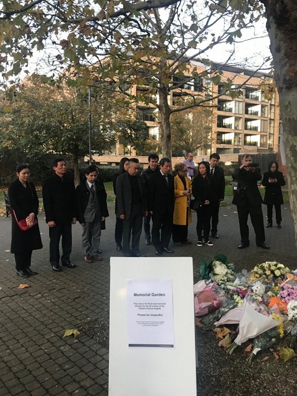 Ảnh: Đại sứ quán và người Việt tại Anh đặt hoa tưởng niệm 39 nạn nhân ở Essex-6