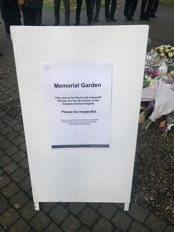 Ảnh: Đại sứ quán và người Việt tại Anh đặt hoa tưởng niệm 39 nạn nhân ở Essex-7