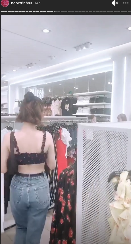 Ngọc Trinh diện áo chỉ che nổi vòng 1 ra phố đối lập Phượng Chanel kín cổng cao tường vẫn bị chê lúa-4