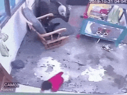 Cậu bé đu dây, nhảy từ cầu treo xuống suối-1