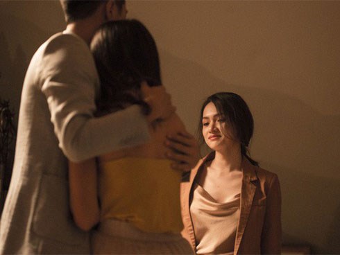 Mời bạn thân tới nhà ngủ cùng với người yêu, nửa đêm cay đắng thấy 2 bóng người ôm ấp