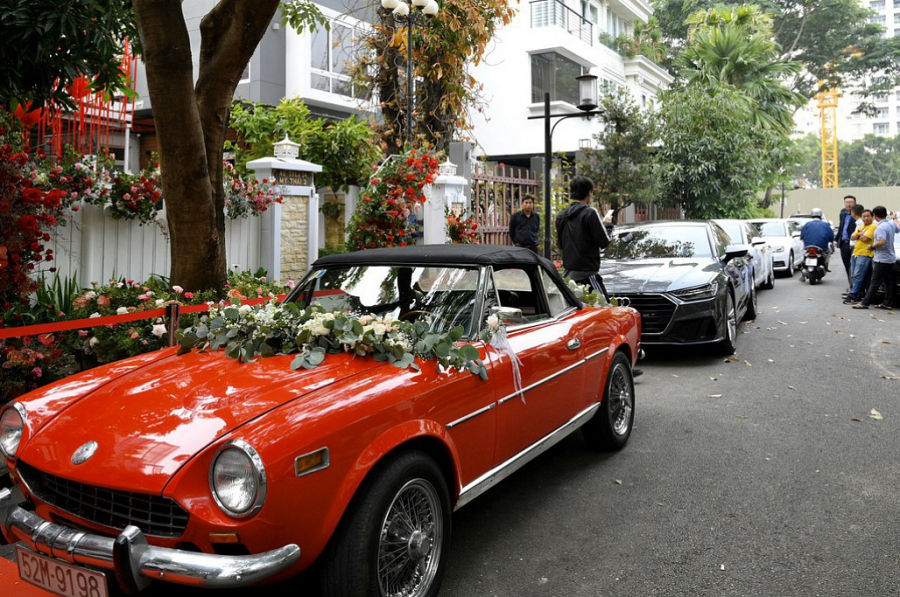 Cận cảnh dàn siêu xe rước dâu trong lễ ăn hỏi Đông Nhi - Ông Cao Thắng-1