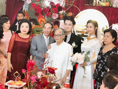 Lễ rước dâu Đông Nhi - Ông Cao Thắng: Lộ diện bố chồng quyền lực của Đông Nhi