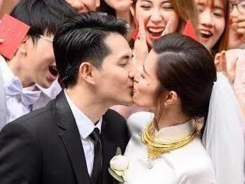 Đông Nhi - Ông Cao Thắng hôn nhau trong lễ ăn hỏi