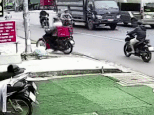 Thanh niên lái xe ngược chiều đâm thẳng vào xe máy