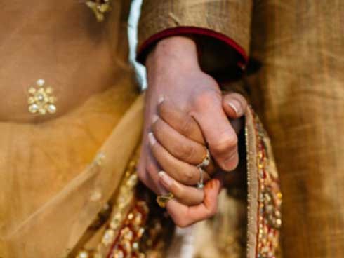 Cặp đôi Ấn Độ bị ném đá đến chết vì cô gái cả gan kết hôn người không cùng đẳng cấp