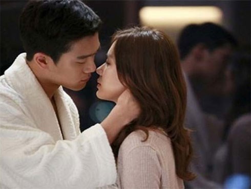 Kết hôn 10 năm, vợ kêu không cảm xúc bằng một đêm 'say nắng' anh bán gà