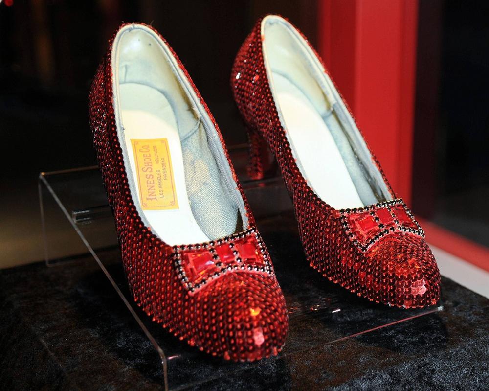 Những đôi giày đính kim cương, dát vàng có giá tới 20 triệu USD-4