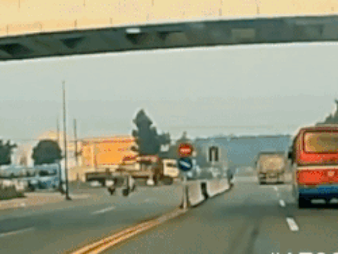 Xe ben lật ngang khi bị ôtô tải tông ở ngã tư