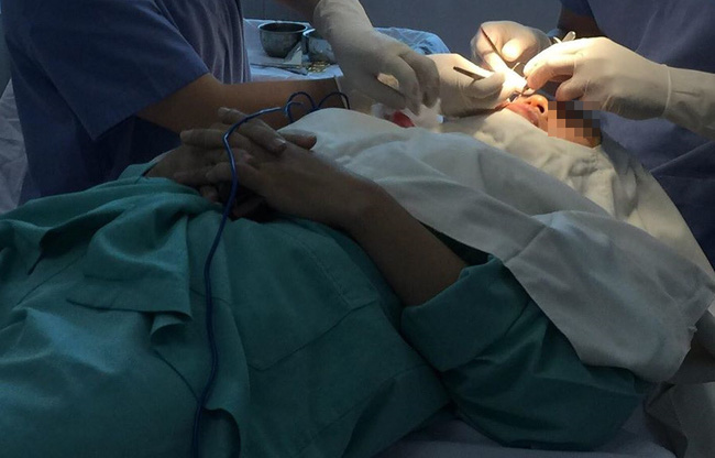 Vụ nguy kịch khi gây mê sửa mũi tại thẩm mỹ viện: Người chồng khai lung tung, yêu cầu sửa hồ sơ bệnh án-4