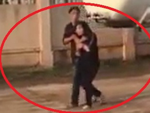 Đám đông lật ôtô cứu 2 người bị mắc kẹt trong xe-1