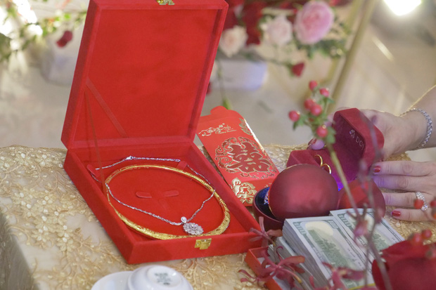 Loá mắt” với sính lễ toàn vàng ròng, đô la Đông Nhi được bố mẹ và nhà Ông Cao Thắng tặng trong lễ rước dâu-1