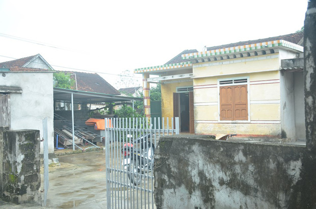 Nhìn lên bàn thờ với tấm di ảnh tạm, con thơ ngơ ngác khi mất bố sau vụ 39 thi thể trong container ở Anh: Mẹ ơi, sao bố lại nằm đó?-3