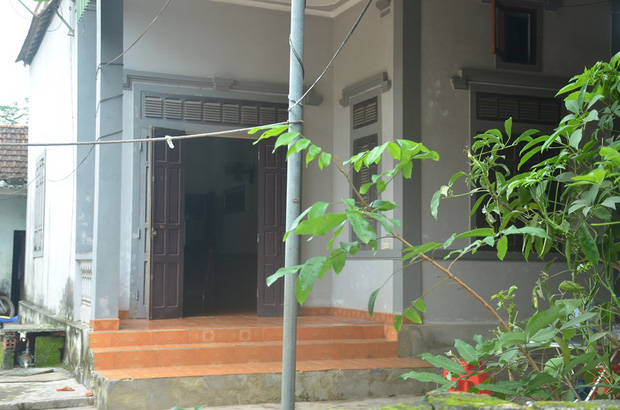 Nhìn lên bàn thờ với tấm di ảnh tạm, con thơ ngơ ngác khi mất bố sau vụ 39 thi thể trong container ở Anh: Mẹ ơi, sao bố lại nằm đó?-5