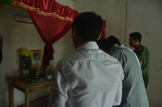 Nhìn lên bàn thờ với tấm di ảnh tạm, con thơ ngơ ngác khi mất bố sau vụ 39 thi thể trong container ở Anh: Mẹ ơi, sao bố lại nằm đó?-9