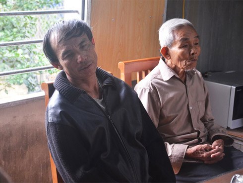 Nhìn lên bàn thờ với tấm di ảnh tạm, con thơ ngơ ngác khi mất bố sau vụ 39 thi thể trong container ở Anh: