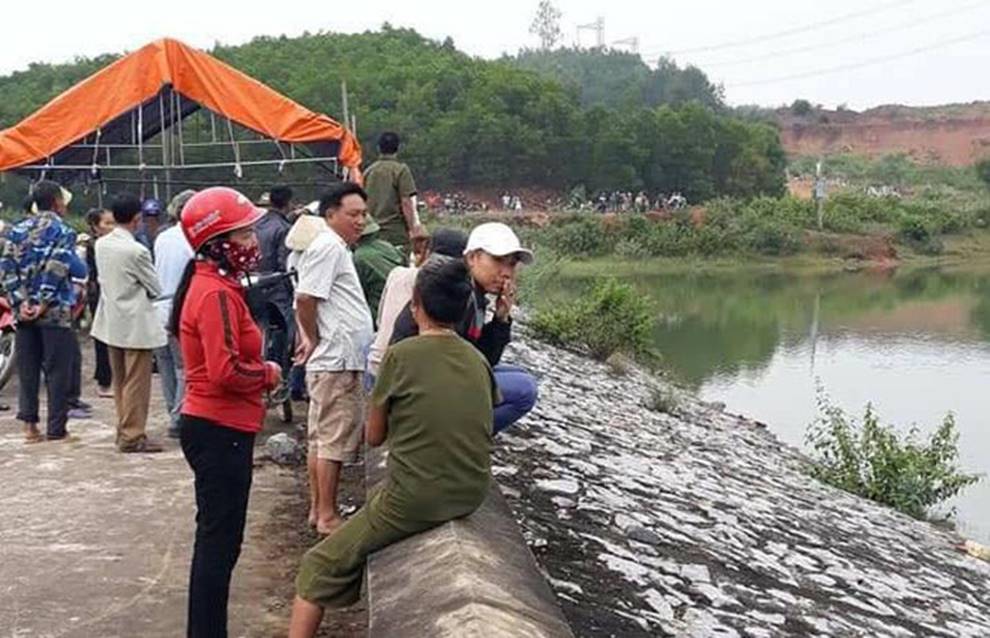 Người bà sát hại cháu đến thực nghiệm hiện trường hành vi xô cháu xuống đập nước-3