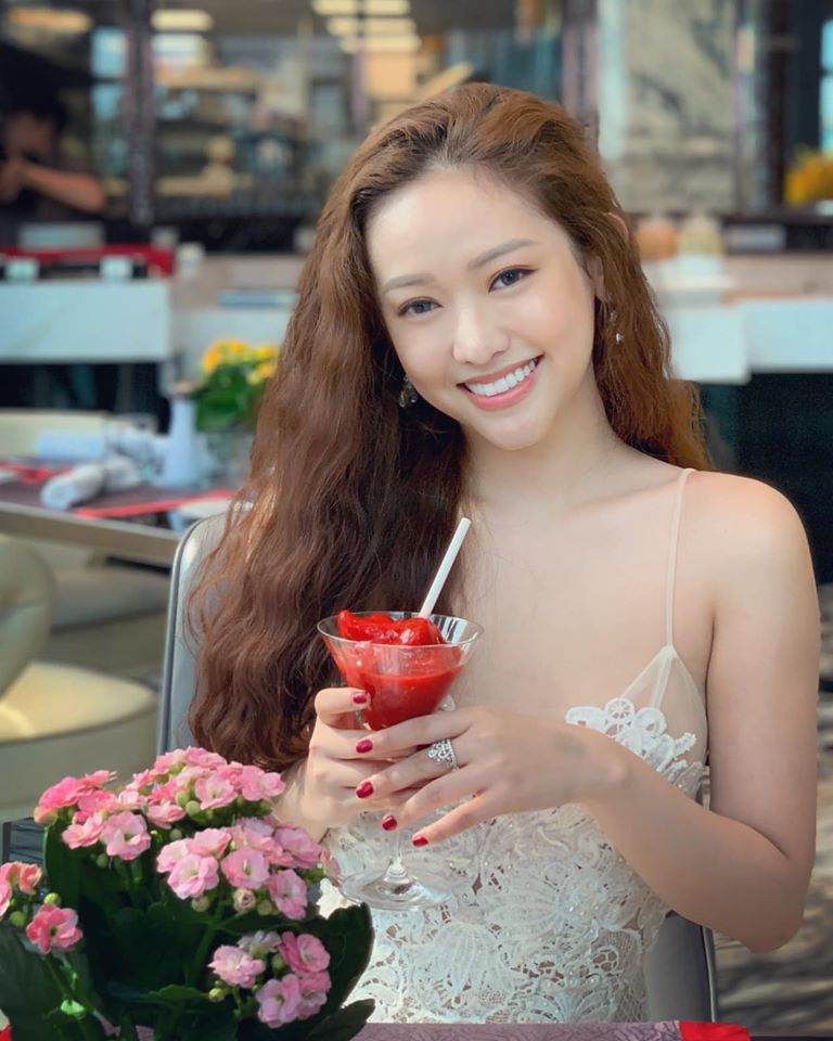 Tháo túi ngực, Thúy Vi tự tin phô diễn vòng 1 tí hon nhưng lại lộ miếng dán ngực kém duyên-1