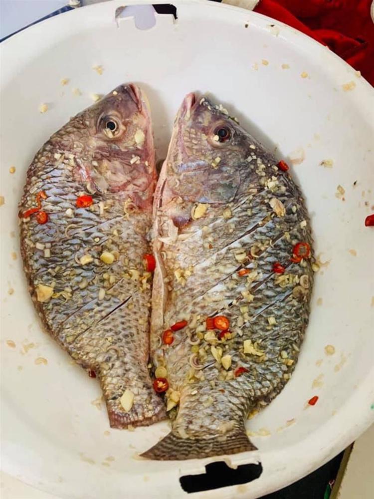 Ra mắt nhà bạn trai, cô gái trổ tài rán cá nhưng tới cuối phải lên mạng cầu cứu và nhận xét từ phụ huynh-2