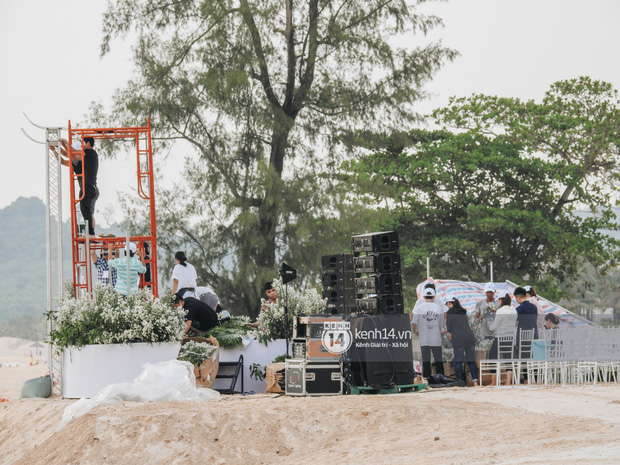 Clip từ Phú Quốc: Đông Nhi cười tươi hết cỡ, bất chấp mệt mỏi cùng ê-kíp gấp rút chuẩn bị lễ cưới tới tối muộn-1